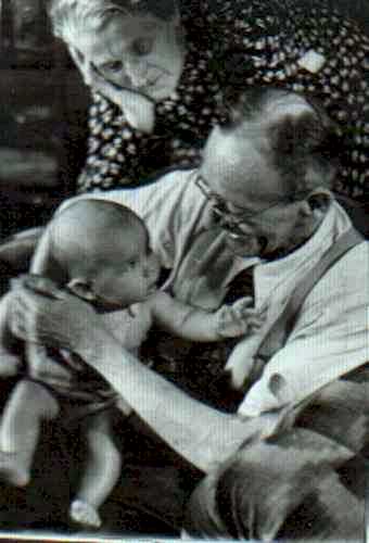 Klaus Helfrich mit seinen Großeltern 1947 ~ 17kb